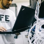 jak odróżnić światłowód jednomodowy od wielomodowego