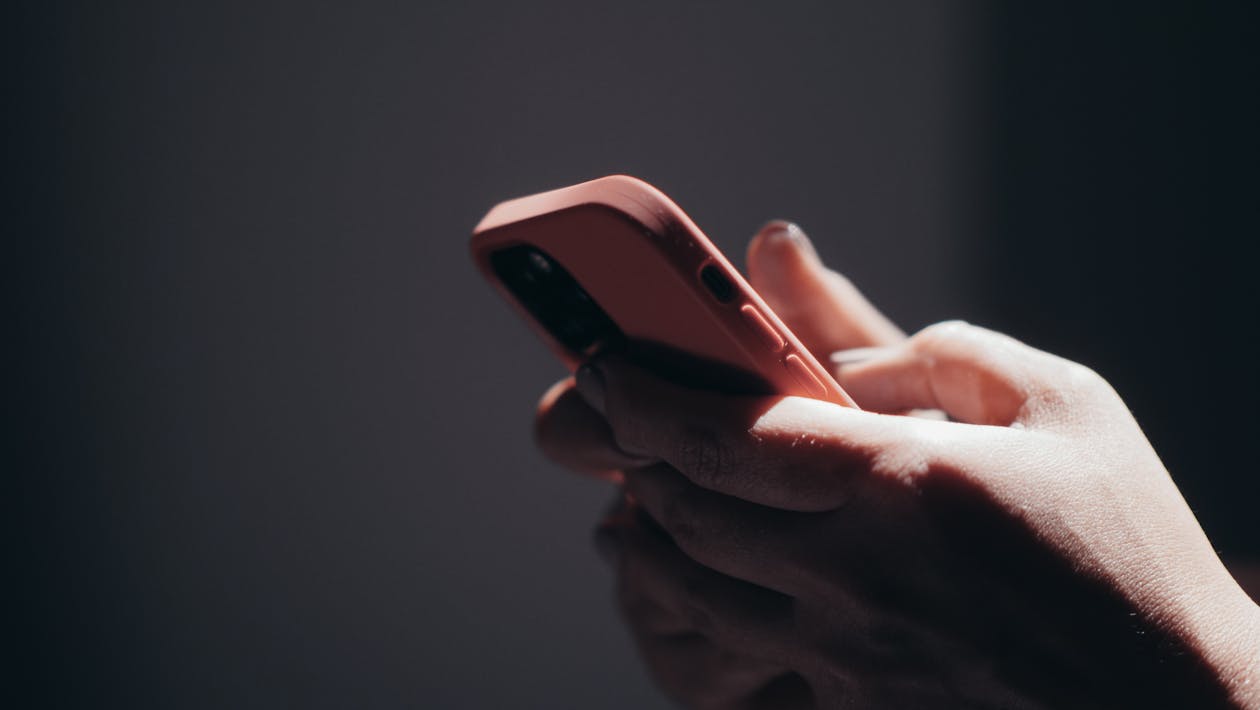 Autoaktywny folder wiadomości ukryty w telefonie