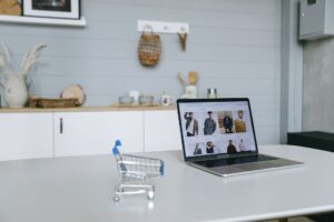 sklep internetowy presta shop zoptymalizowany pod SEO na laptopie