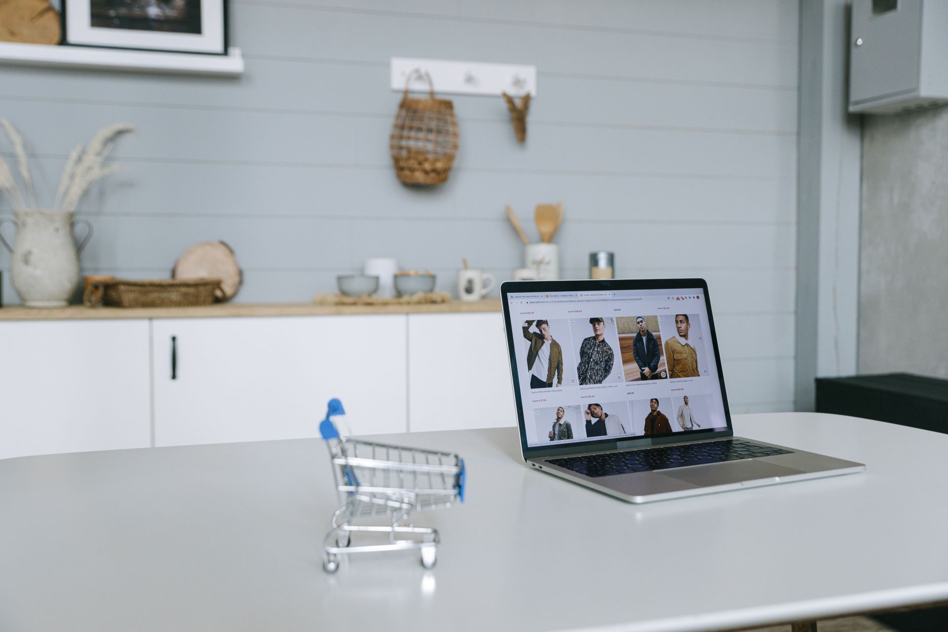 sklep internetowy presta shop zoptymalizowany pod SEO na laptopie