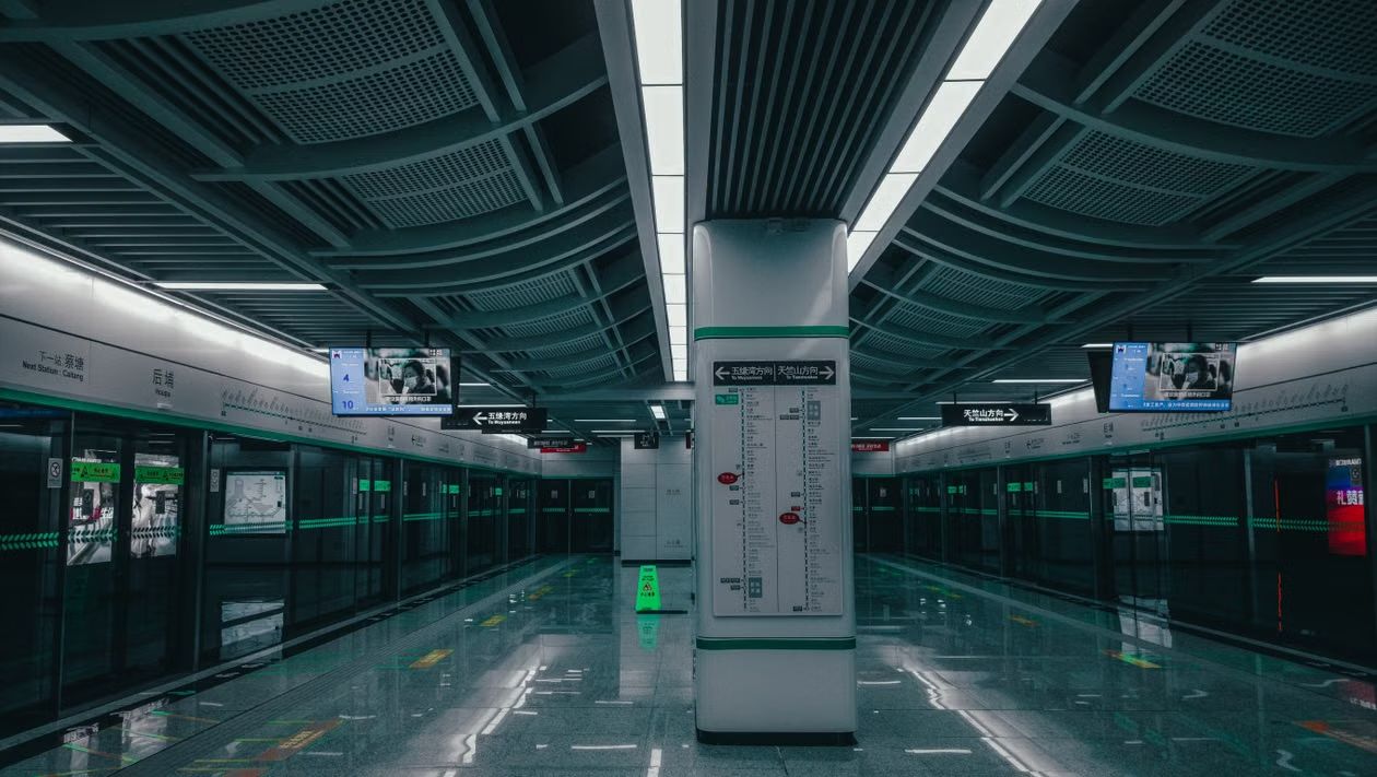 Jak marki docierają do miejskich odbiorców dzięki reklamie w metrze