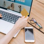 Osoba robiąca zakupy przez internet